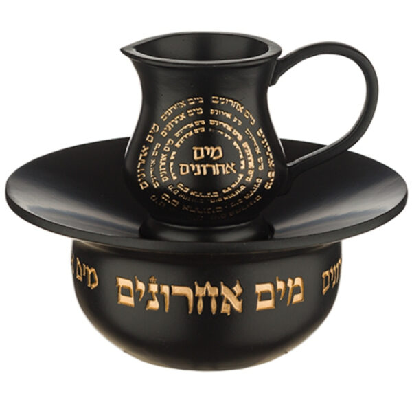 מים אחרונים שחור