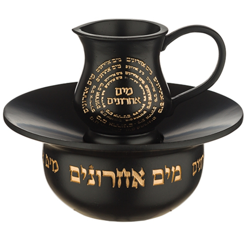 מים אחרונים שחור