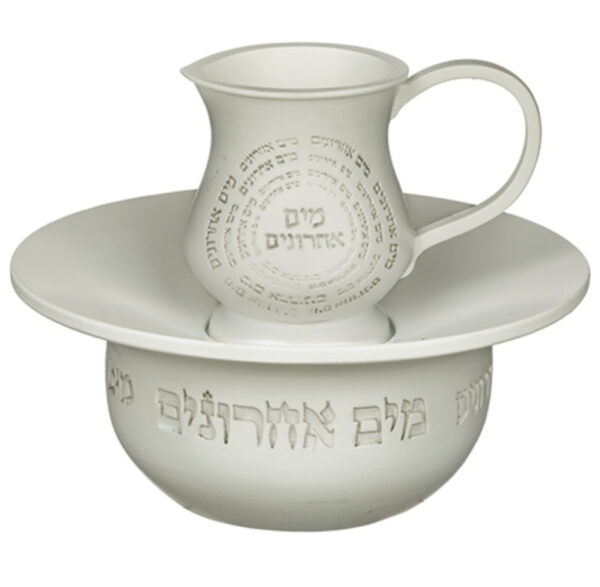 מים אחרונים לבן