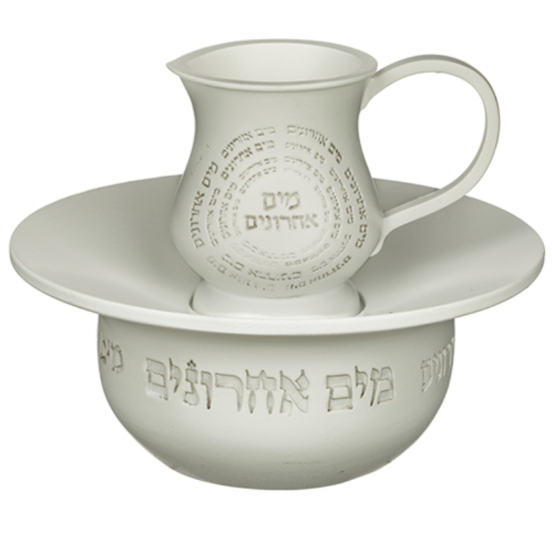 מים אחרונים לבן